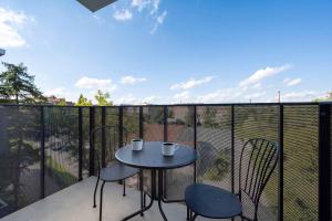 A Modern Studio with a Balcony in a Good Location by Noclegi Renters
