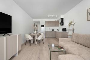 A Modern Studio with a Balcony in a Good Location by Noclegi Renters
