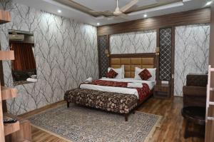 HOTEL PRIDE INN RAJBAGH SRINAGAR garden
