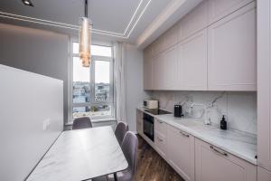 6-63 Zhemchuzhina 38, Zhylianska 68, Kyiv centre, stunning city view, 15 kW backup power, Petrovdom Apartment