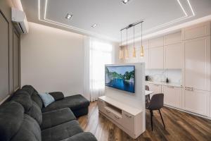 6-63 Zhemchuzhina 38, Zhylianska 68, Kyiv centre, stunning city view, 15 kW backup power, Petrovdom Apartment
