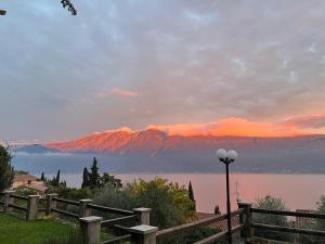 Exclusive private villa with panoramic lake view and pool use