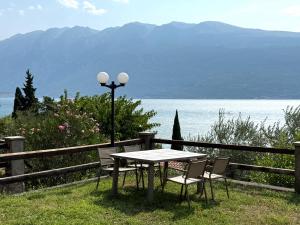 Exclusive private villa with panoramic lake view and pool use