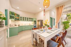 Linh House Central 3BR Dragon Bridge My Khe Beach Garden