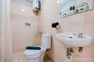 Modern Look and Comfortable 2BR Serpong Greenview Apartment By Travellio