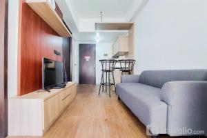 Modern Look and Comfortable 2BR Serpong Greenview Apartment By Travellio
