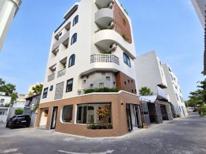 Olive House by the Beach - Elevator & Kitchen