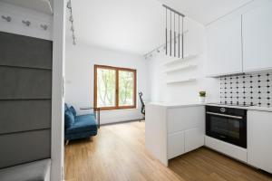 Madalińskiego Classic White Apartment by BookingHost