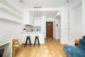 Madalińskiego Classic White Apartment by BookingHost