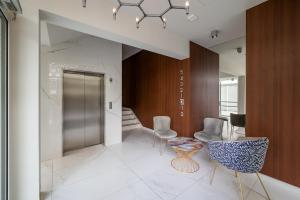 Madalińskiego Classic White Apartment by BookingHost