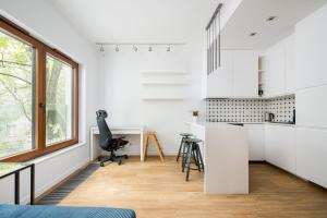 Madalińskiego Classic White Apartment by BookingHost