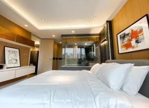 Near BTS - Large 49 sqm - Pool and Gym