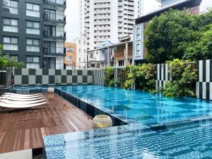 Near BTS - Large 49 sqm - Pool and Gym