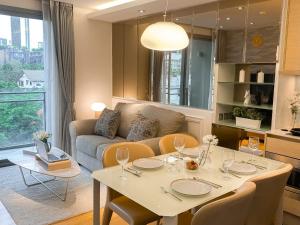 Near BTS - Large 49 sqm - Pool and Gym