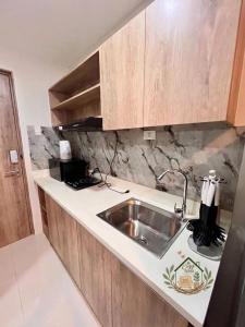 Cozy unit Near Mactan Airport with Balcony and Pool Primeworld District