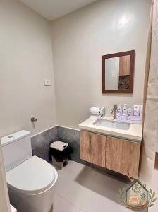 Cozy unit Near Mactan Airport with Balcony and Pool Primeworld District
