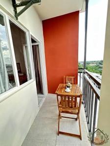 Cozy unit Near Mactan Airport with Balcony and Pool Primeworld District