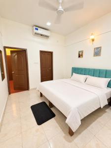 4 Bedroom Villa Baga Beach Calangute - Private Plunge pool - Kitchen - Wifi - TV