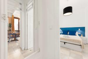Renovated Apartment in Soho by Pineapple Homes