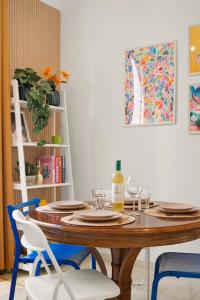 Renovated Apartment in Soho by Pineapple Homes