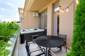11-240 Pechersk Plaza, Boichuka 17, Kyiv centre, Terrace Jacuzzi, Pechersk view, 15 kW backup power, Petrovdom Apartment