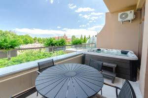 11-240 Pechersk Plaza, Boichuka 17, Kyiv centre, Terrace Jacuzzi, Pechersk view, 15 kW backup power, Petrovdom Apartment