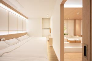 Group Rental for 14 - Cypress Sauna & 2 Jacuzzis - 3 min to Busan Station