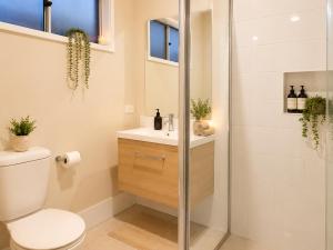Mountain Breeze Retreat - Brand New 4BR Home - Holiday Home - Holiday Home