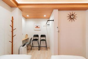 Kagurazaka SAIEI HOTEL 201 ,10 minutes by subway to Ginza , 15 minutes to Shinjuku , Ikebukuro , features 2 bedrooms, a living room, and 4 beds