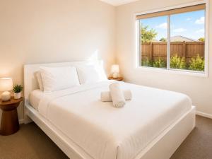 Mountain Breeze Retreat - Brand New 4BR Home - Holiday Home - Holiday Home