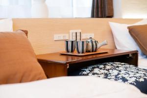 Kagurazaka SAIEI HOTEL 301 ,10 minutes by subway to Ginza , 15 minutes to Shinjuku , Ikebukuro , features 2 bedrooms, a living room, and 4 beds