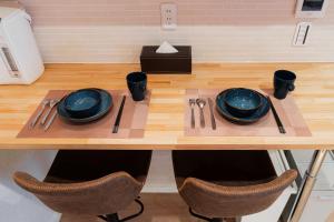 Kagurazaka SAIEI HOTEL 301 ,10 minutes by subway to Ginza , 15 minutes to Shinjuku , Ikebukuro , features 2 bedrooms, a living room, and 4 beds