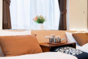 Kagurazaka SAIEI HOTEL 301 ,10 minutes by subway to Ginza , 15 minutes to Shinjuku , Ikebukuro , features 2 bedrooms, a living room, and 4 beds