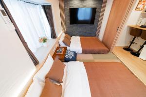 Kagurazaka SAIEI HOTEL 301 ,10 minutes by subway to Ginza , 15 minutes to Shinjuku , Ikebukuro , features 2 bedrooms, a living room, and 4 beds
