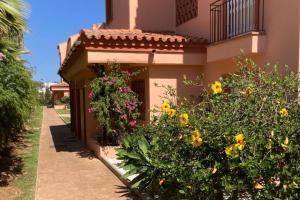 Apartment Sleeps 8 with Pool and Parking