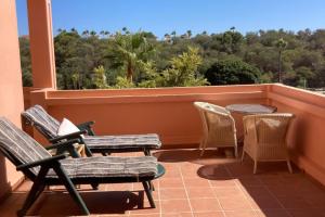 Apartment Sleeps 8 with Pool and Parking