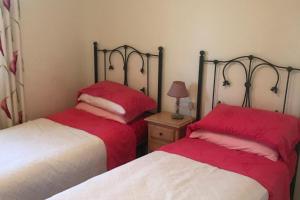 Apartment Sleeps 8 with Pool and Parking
