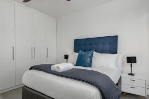 Skyline Escape with Pool Access and Mountain views