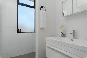Skyline Escape with Pool Access and Mountain views