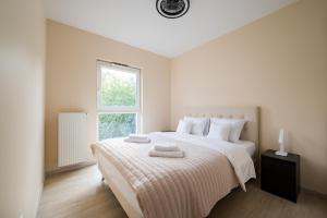 Kołacińska Riverside Comfort Apartment by BookingHost