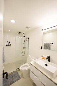 Casco Viejo 1BR Loft - Rooftop Pool Gym & Balcony