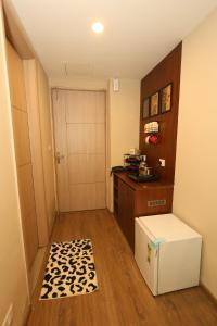 Cherry Noir Near EXPO & METRO Pari Chowk Cozy Stay