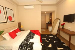 Cherry Noir Near EXPO & METRO Pari Chowk Cozy Stay