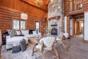Chalet Rougeaud Cozy Waterfront Chalet with Hot Tub and Fire Pit