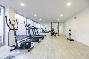 Modern Loft with Gym & Parking by LovelyStay