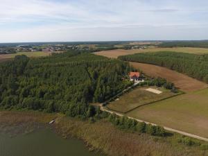 Dom na wzgórzu z widokiem na jezioro z balią i sauną
