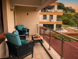 Mountain Oasis 2BR 2 Bath Balcony & Free Garage