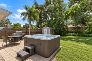 Home With Fenced Yard, Hot tub, Grill and 3 King Beds!