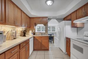 Home With Fenced Yard, Hot tub, Grill and 3 King Beds!