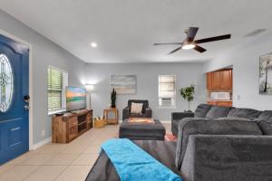 Home With Fenced Yard, Hot tub, Grill and 3 King Beds!